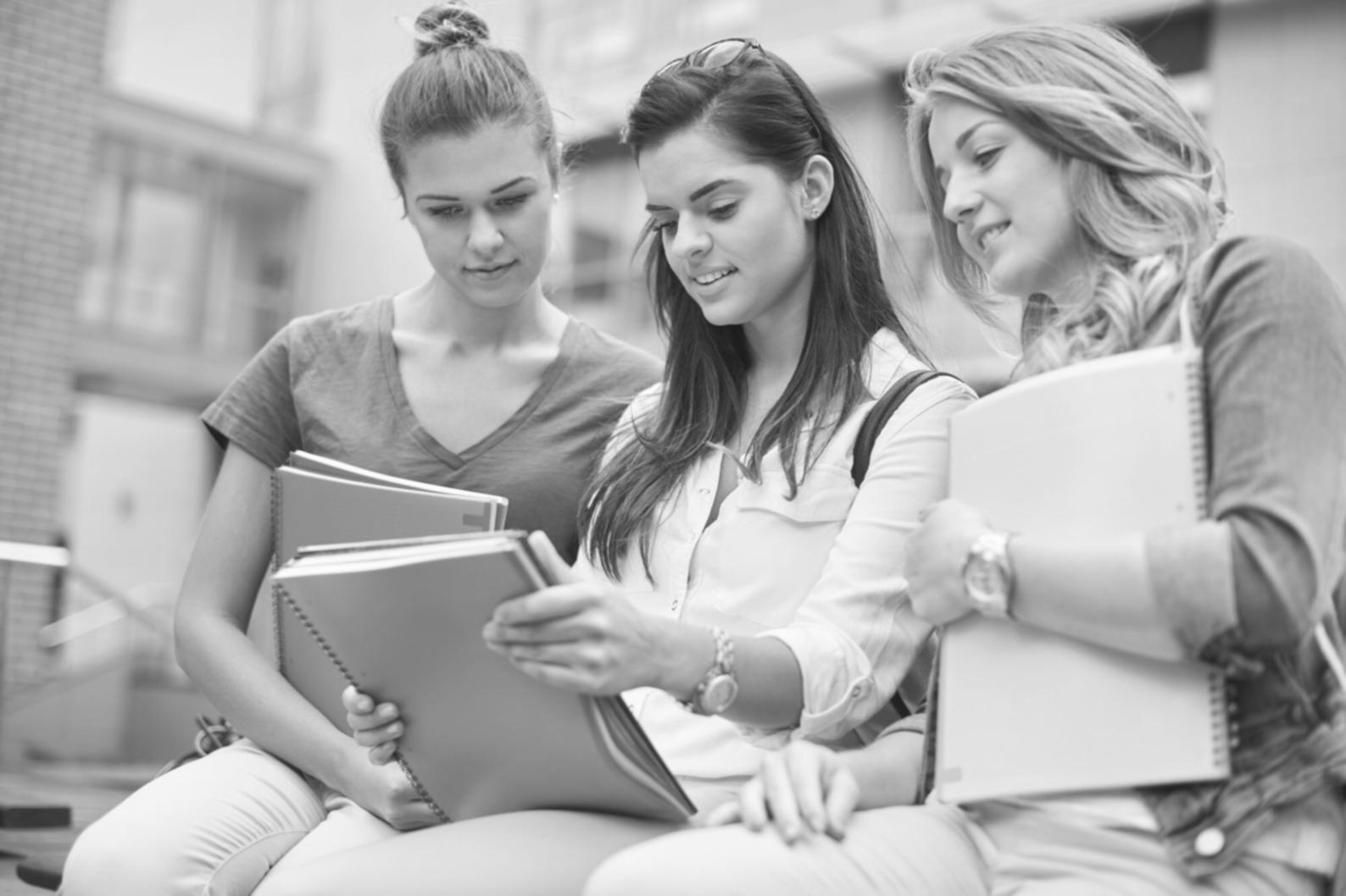 Estudiante participando en sesión de formación online